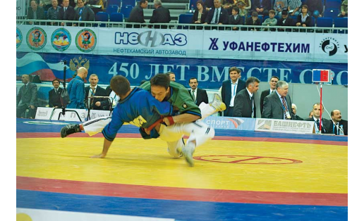 Билбауҙа көрәш б‑са донъя чемпионаты. Өфө, 2007. А.И.Бикбаев сығыш яһай (йәшел спорт күлдәгендә)