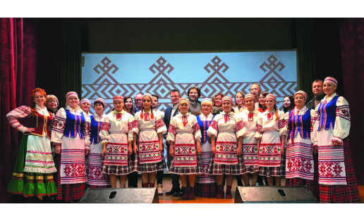 Народный ансамбль белорусской песни “Сябры” и детский ансамбль “Жауроночки” на встрече с журналистами из Белоруссии. Село Балтика Иглинского района, 2018 The folk ensemble of the Belarusian song “Syabry” and the children's ensemble “Zhauronochki” at a meeting with journalists from Belarus. Baltika village, Iglinskiy district, 2018
