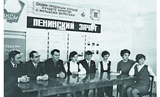 Во время обмена комсомольских документов (г. Нефтекамск, 1975)