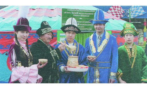Члены национально‑культурного центра “Ак бата” Members of “Ak Bata” ethnic cultural center