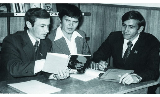 1‑й секретарь Сибайского горкома ВЛКСМ В. К аплин (слева направо), заведующий орготделом А. Юмасултанов, секретарь комитета ВЛКСМ треста “Башмедьстрой” Р. Кутлугильдин. 1978