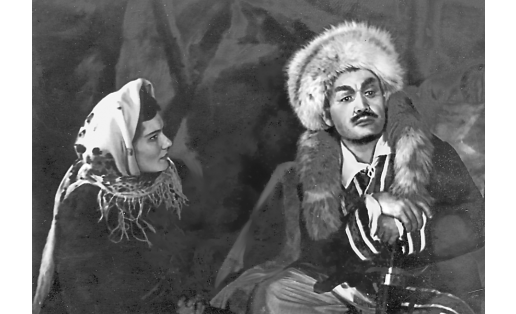 Ф.Г.Галяутдинов в роли Салавата. Арина — М.А.Емалетдинова. Кигинский колхозно-совхозный театр