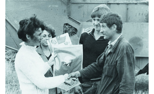 Вручение переходящего вымпела Миякинского райкома ВЛКСМ. 1985