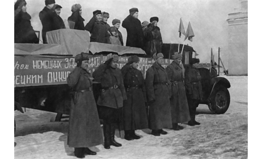Члены правительства БАССР и командование 112‑й Башкирской кавалерийской дивизии приветствуют бойцов дивизии во время парада. На переднем плане: командир дивизии М.М.Шаймуратов (1‑й слева), комиссар дивизии М.З.Назыров (2‑й), на заднем плане (на машине): председатель президиума Верховного Совета БАССР Р.К.Ибрагимов (в центре). Станция Дёма, март 1942. Члены правительства БАССР на параде 112‑й Башкирской кавалерий- ской дивизии. Станция Дёма, март 1942 Members of the Goverment of the BASSR at the parade of the 112th Bashkir Cavalry Division. Dyoma Station, March 1942