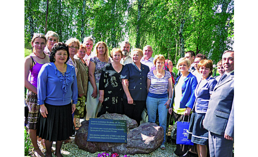 Потомки жителей п.Вольдзики у памятного знака. 2012