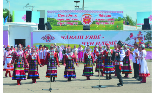 Чувашский фольклорный ансамбль “Родник” (“Салкус”) на празднике уяв. Село Николаевка Кармаскалинского района, 2018 “Rodnik” (“Salkus”) Chuvash ethnic folklore ensemble at the uyav holiday. Nikolayevka village, Karmaskalinskiy district, 2018