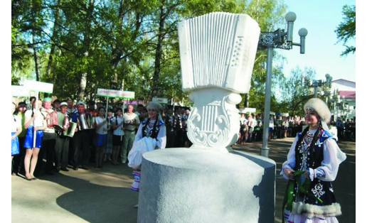Памятник гармони в г.Янауле Squeezebox monument (Yanaul)
