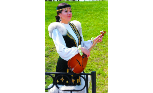 Игра на думбыре. Г.И. Умергалина. Уфа, 2019 Playing dumbyra. G. I. Umergalina. Ufa, 2019