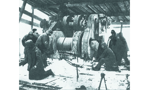 Буровая бригада треста “Ишимбайнефть”. 1944