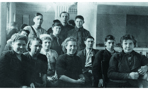 Делегаты 15‑й областной конференции ВЛКСМ от г. Ишимбая (г. Уфа, 1944)