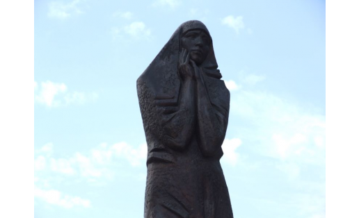 Памятник Скорбящей матери (ул.Комарова). Посвящен воинам-уроженцам Башкортостана, погибшим в локальных военных конфликтах. Перечислено 688 фамилий (погибшие после 1951). Скульптор Н.А.Калинушкин, арх. братья Д.А. и Т.А.Винкельман (2003).