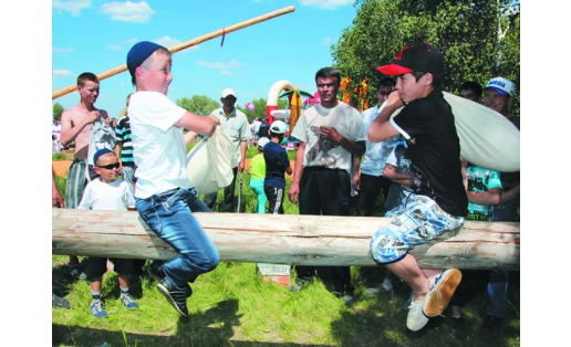 Бой мешками на бревне. Fight with bags on a log