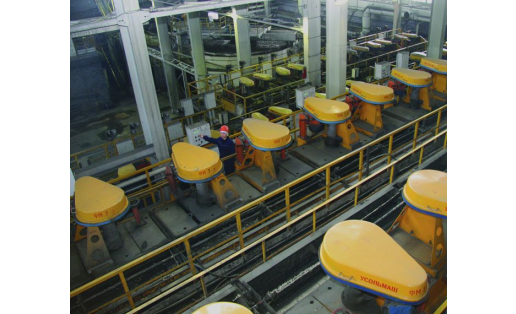 Бурибаевский горно-обогатительный комбинат: отдел флотации; The Buribayevsky Ore Mining and Processing Plant: the flotation department.