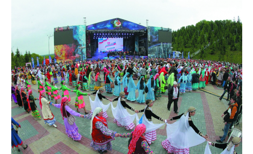 Массовый спиральный хоровод в национальных костюмах. Уфа, 2018 The largest spiral round dance performed in national costumes. Ufa, 2018