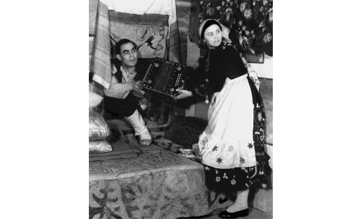 Сцена из спектакля “Галиябану" М.Файзи. БАТД, 1950‑е гг. Галиябану — Т.М.Бикташева, Халил — Х.И.Кудашев A scene from “Galiyabanu” play by M. Fayzi. BATD. 1950‑s.