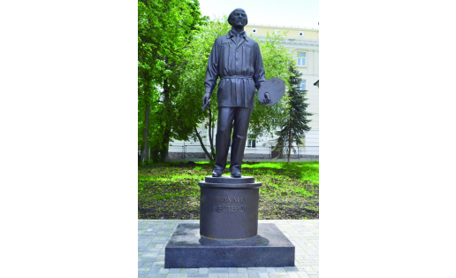 Памятник М.В.Нестерову (2015). Скульпторы: В.Г.Лобанов, Ф.С.Нуриахметов The Monument to M.V.Nesterov (2015). Sculptors: V.G.Lobanov and F.S.Nuriakhmetov