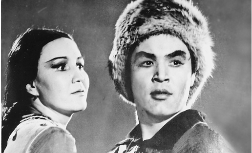 Сцена из спектакля “Салават. Семь сновидений сквозь явь”. Салават — А.А.Абушахманов, Гульназира — Г.А.Мубарякова. БАТД