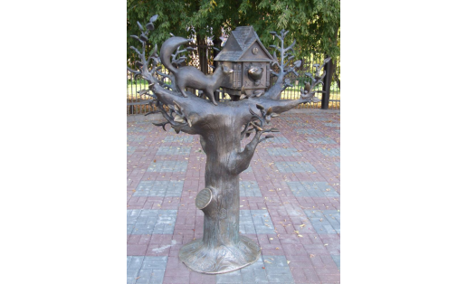 2010 "Дом куницы" (ул.Ленина). Вход в Парк им. И.С.Якутова. До 2013 перед Гостиным Двором. Скульптор Х.Галиуллин..