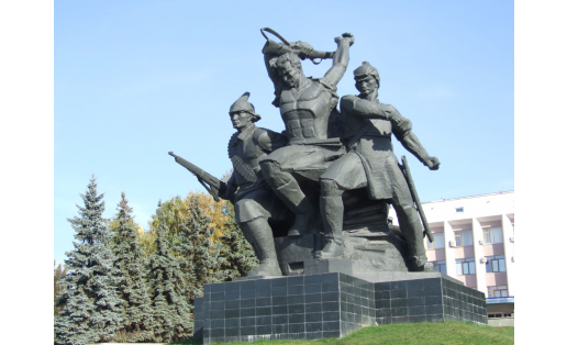 Памятник героям Октябрьской революции и Гражданской войны. Скульптор Л.В.Кузнецов, арх. А.В.Семенов, инж.-конструктор А.Коткин (1975).