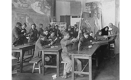 Занятия по военной подготовке. 1944