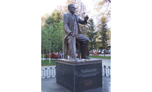 Памятник З.Г.Исмагилову (Ул.Ленина, 5). Скульптор Х.М.Хабибрахманов, арх. С.А.Голдобин (2008). Театральный сквер.