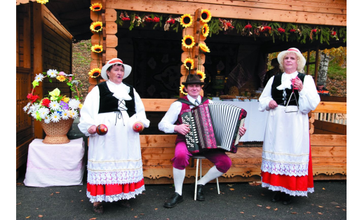 Участники ансамбля “Фолькскланг” на Дне благодарения за урожай Members of ensemble “Folksklang” at the celebration of Thanksgiving