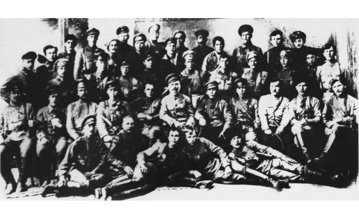25-се уҡсылар дивизияһының командирҙар һәм сәйәси составы: дивизияның хәрби комиссары Д.А.Фурманов (2-се рәт һулдан 5-се), дивизия начальнигы В.И.Чапаев (2-се рәт һулдан 6-сы). Өфө, 1919