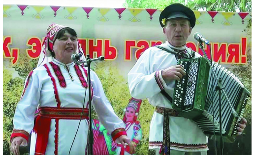 Фестиваль “Играй, гармонь мордовская!”. Обладатель 1‑й премии Н.И. Батраев с супругой Л.Г. Батраевой. 2015 Winner of the 1st prize of the festival “Play, Mordovian squeezebox!” N.I. Batrayev with his wife L.G. Batrayeva. 2015