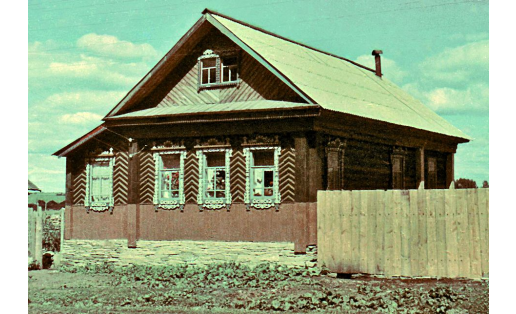 Дом с традиционным фундаментом из камня‑плитняка и 2‑скатной крышей (с.Михайловка Дуванского р‑на, 1968). К статье "Мордва".