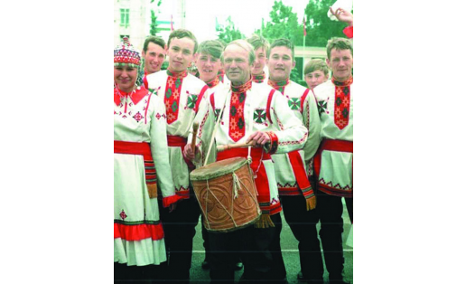 Игра на марийском тумыре. Мишкинский район БАССР, 1987 Playing Mari tumyr. Mishkinskiy District, BASSR, 1987