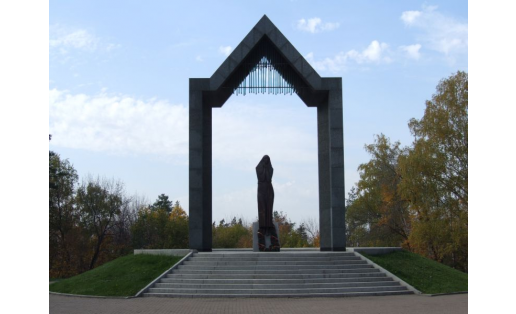 Памятник Скорбящей матери (ул.Комарова). Посвящен воинам-уроженцам Башкортостана, погибшим в локальных военных конфликтах. Перечислено 688 фамилий (погибшие после 1951). Скульптор Н.А.Калинушкин, арх. братья Д.А. и Т.А.Винкельман (2003).