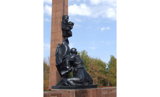 Памятник героям Советского Союза А.Матросову и М.Губайдуллину. Скульпторы Л.Е.Кербель, Н.С.Любимов, арх. Г.Г.Лебедев (1980). Парк Победы.