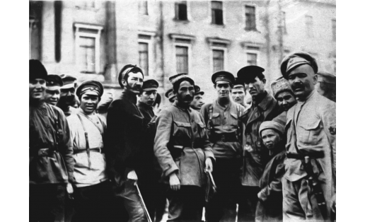 Командиры и бойцы Отдельной Башкирской кавалерийской дивизии. Начальник дивизии А.М.Ахлов (3‑й слева), комиссар дивизии Н.Т.Тагиров (4‑й). Петроград, сентябрь 1919
