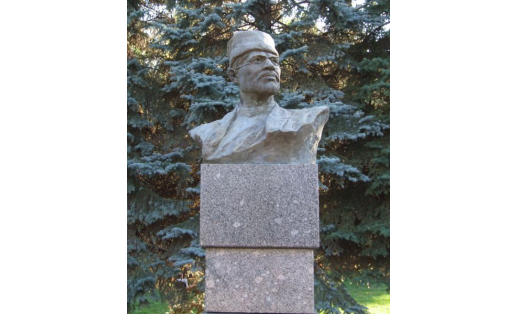 И.С.Якутовҡа һәйкәл. Якутов исемендәге парк. Скульптор Т.П.Нечаева, архитектор Н.И.Озерная