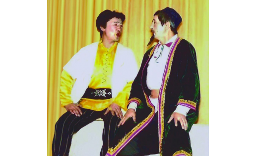 Народный театр “Хыял”. Сцена из спектакля “Шомбай” К.Мэргэна The Khiyal folk theatre. A scene from the play Shombay by K.Mergen