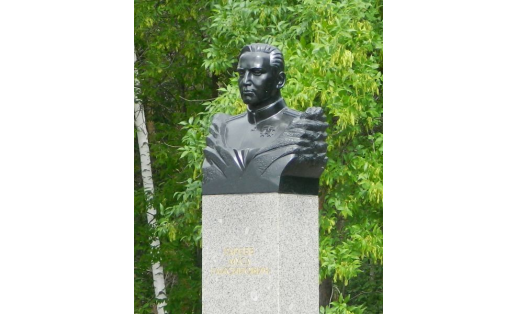 Памятник на могиле дважды Героя Советского Союза М.Г.Гареева в парке Победы г.Уфы. Скульптор Ю.Ф.Солдатов (1992)
