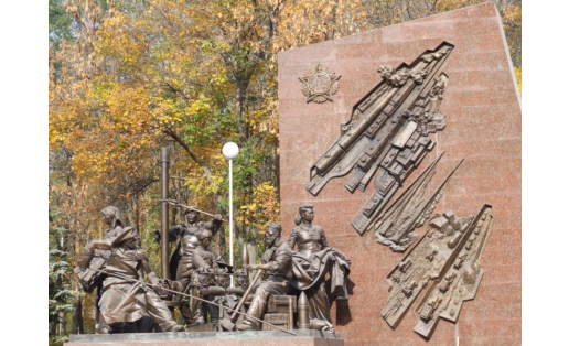 Памятник труженикам тыла. Скульптурная группа из семи бронзовых фигур, которые символизируют главные профессии тружеников тыла – нефтяник, сталевар, женщина-хлебороб со своей маленькой дочерью, пожилой рабочий за станком и его внук, а также швея с шинелью