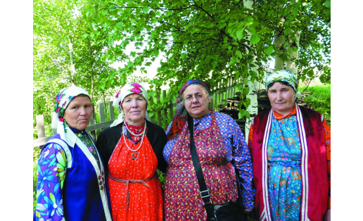 Французский этнолог Ева Тулуз (2-я справа) на молении удмуртов в д. Арибаш Татышлинского района. 2015. Фото Р.Р. Садикова Eva Toulouze, a French ethnologist (2d from the left) during the Udmurt praying in Aribash village, Tatyshlinskiy district. 2015. Photo by R.R. Sadikov