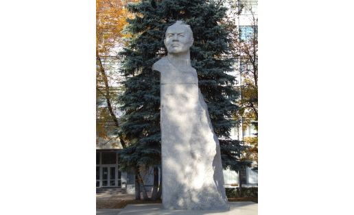 1981 Памятник Шагиту Худайбердину. Скульпторы Т.П.Нечаева, Б.Д.Фузеев, арх. Ф.И.Рехмуков. ул. 50-летия Октября.