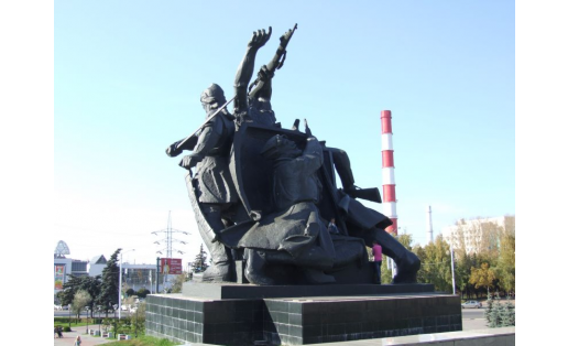 Памятник героям Октябрьской революции и Гражданской войны. Скульптор Л.В.Кузнецов, арх. А.В.Семенов, инж.-конструктор А.Коткин (1975).