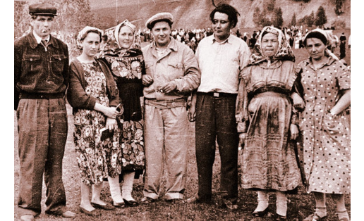 Этнографическая экспедиция в северо-восточные районы БАСС Р: С.Н.Шитова (2-я слева), Р.Г.Кузеев, Н.В.Бикбулатов (оба — в центре), С.А.Авижанская (1‑я справа). 1959