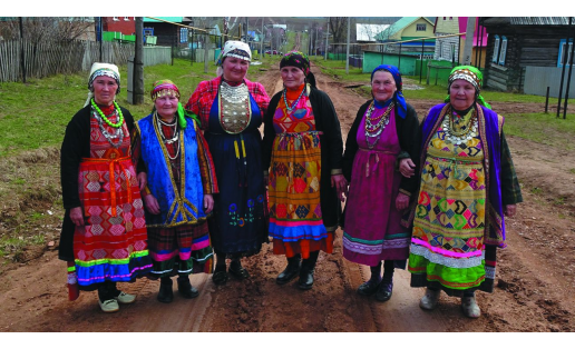 Гуляние с родственниками по мужской линии. Село Уразгильды Татышлинского района РБ, 2019. Фото А.Т. Байдуллиной The festivities with the relatives of the male line. Urazguildy village, Tatyshlinskiy District, RB, 2019. Photo by A.T. Baydullina