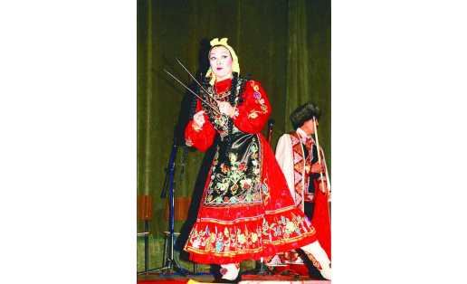 Танец “Озорная невестка” в исполнении З.И.Кудашевой. Постановка Р.М.Саттарова The dance titled Mischievous Daughter-in-Law performed by Z.I.Kudasheva. Staging by R.M.Sattarov