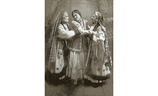 Я.З.Абитаева (в центре) в роли Карлугас (“Карлугас" Б.Бикбая)