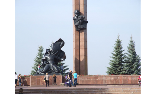 Памятник героям Советского Союза А.Матросову и М.Губайдуллину. Скульпторы Л.Е.Кербель и Н.С.Любимов, арх. Г.Г.Лебедев. Парк Победы. Открыт в 1980.