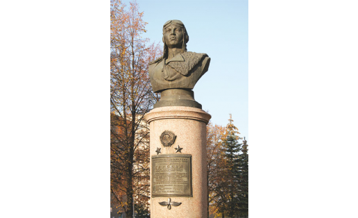 Памятник дважды Герою Советского Союза М.Г.Гарееву. Скульптор Н.В.Томский, арх. Л.Г.Голубовский. (1967). Бульвар Славы.