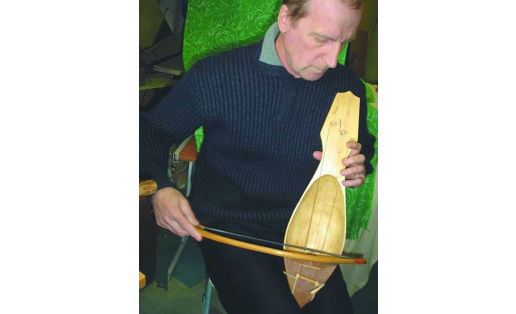 Трёхструнный кыл-кубыз. Н. Старостин. Уфа, 2004 Three-stringed Kyl-kubyz. N. Starostin. Ufa, 2004