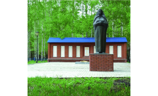 Памятник “Скорбящей матери” и обелиск павшим воинам Великой Отечественной войны в с.Бураево The Grieving Mother monument and the obelisk to the fallen soldiers of the Great Patriotic War, Selo Burayevo