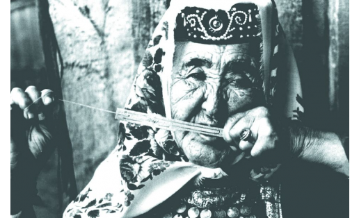 Игра на башкирском агас-кубызе. К.Гарипова. Мечетлинский район БАССР, 1986 Playing Bashkir agas-kubyz. K. Garipova. Mechetlinskiy District, BASSR, 1986