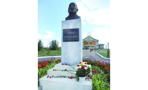 Памятник Кинзе Арсланову. Скульптор -  Н.В.Куликова (д.Кинья-Абыз Куюргазинского района РБ, 2007)